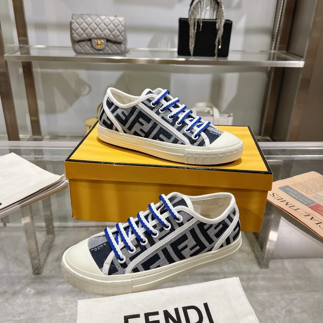 Couple style 💰460❤️Fendi Fendi's latest couple canvas shoes ❑ Fabric: Original customized imported jacquard canvas material ❑ Inner lining: Imported canvas material ❑ Sole: Original molded non-slip TPU outsole ❑ Bottom thickness: 2.5cm ❑ Size: Women's 35-40/Men's 39-45